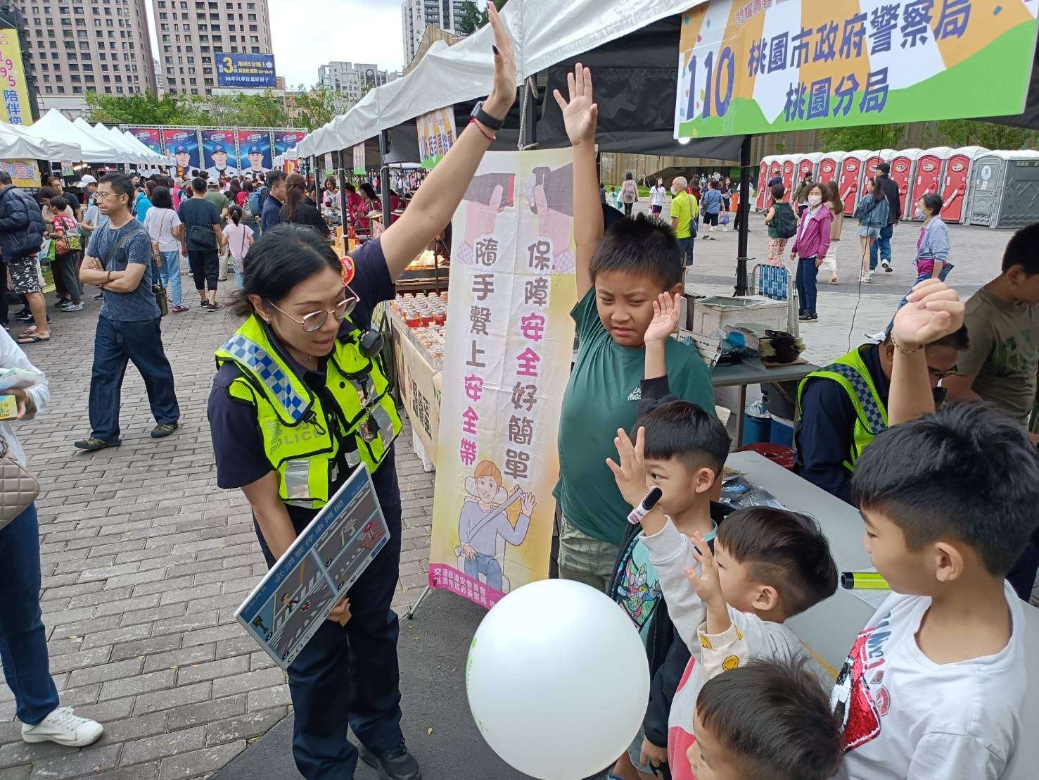 桃警前進公益園遊會 提升民眾交安意識 IMG 2547