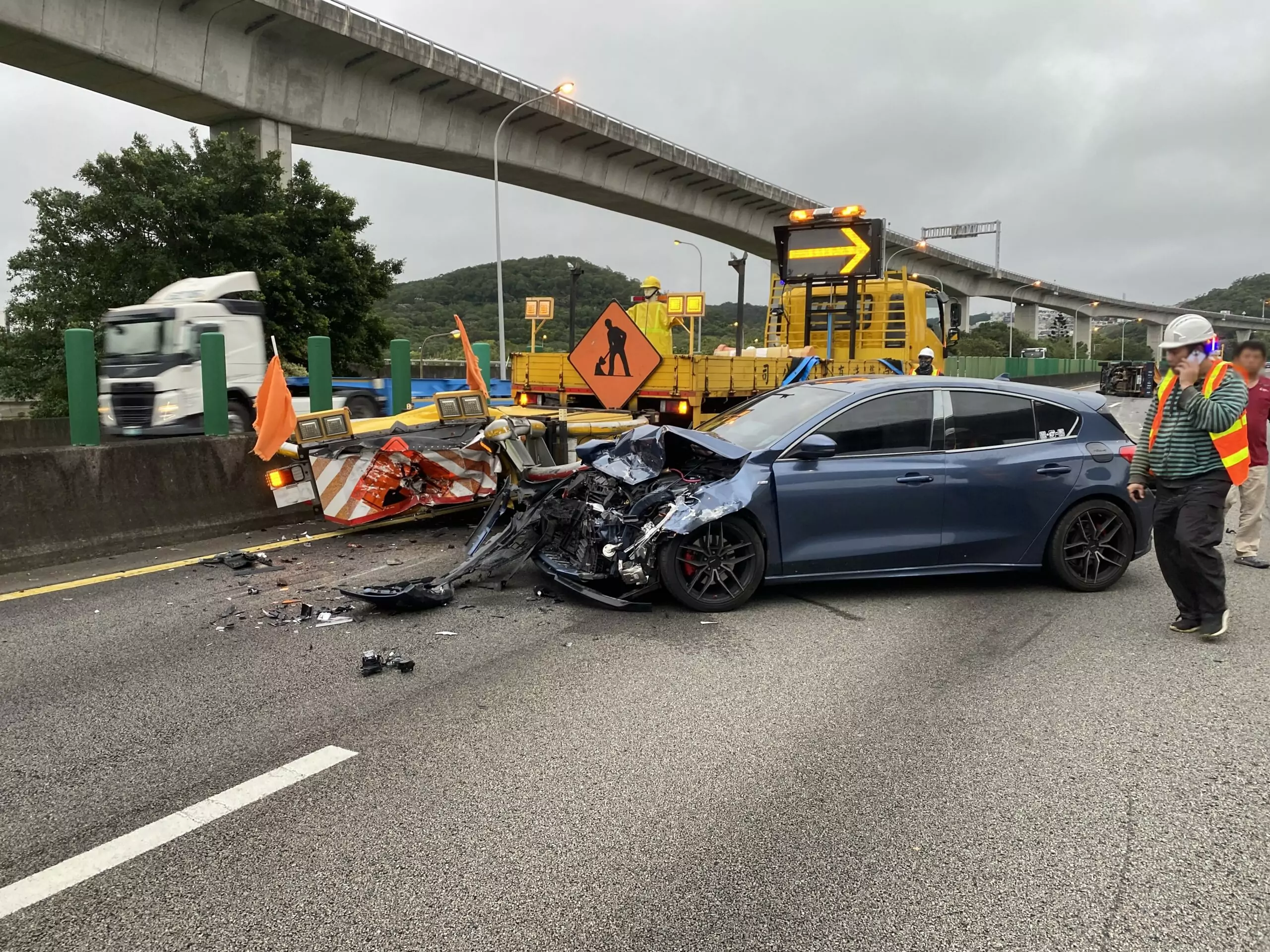 國1轎車猛撞緩撞車 小貨車慘遭波及翻覆 國1轎車猛撞緩撞車 小貨車慘遭波及翻覆