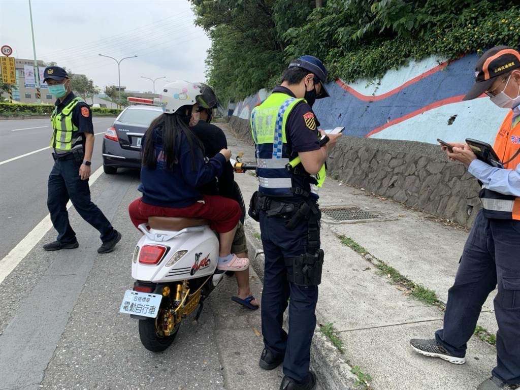 微電車即起正式納管 桃警提醒未掛牌上路最高可罰3600元 S 102703115