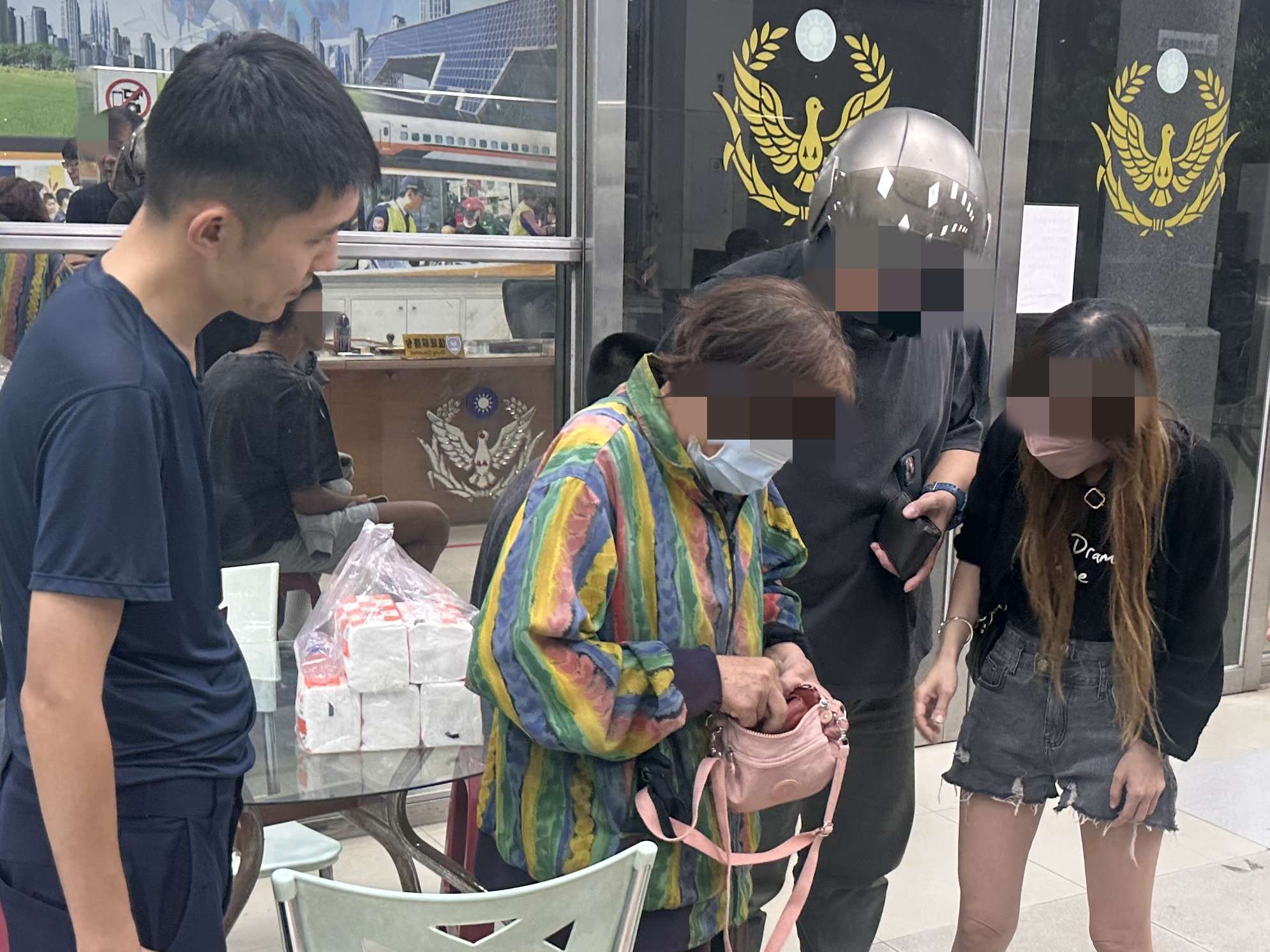 失智婦外出購物迷途 壢警靠1物找到家屬 S 10436626 0