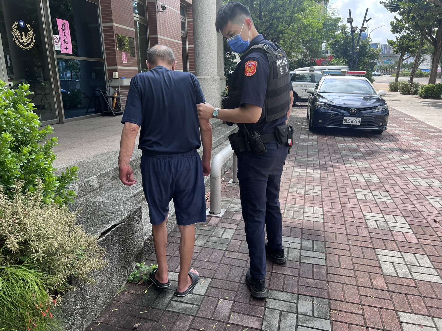 6旬翁外出找朋友迷途 壢警暖心助返家 S 10526871 0