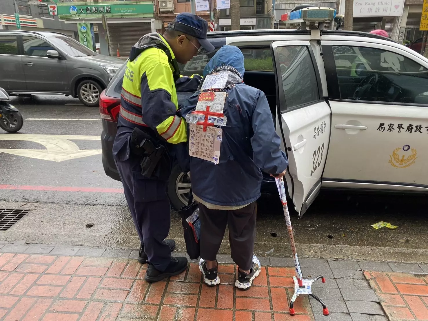 失智老翁雨天迷途 壢警靠1物查身分 失智老翁雨天迷途 壢警靠1物查身分