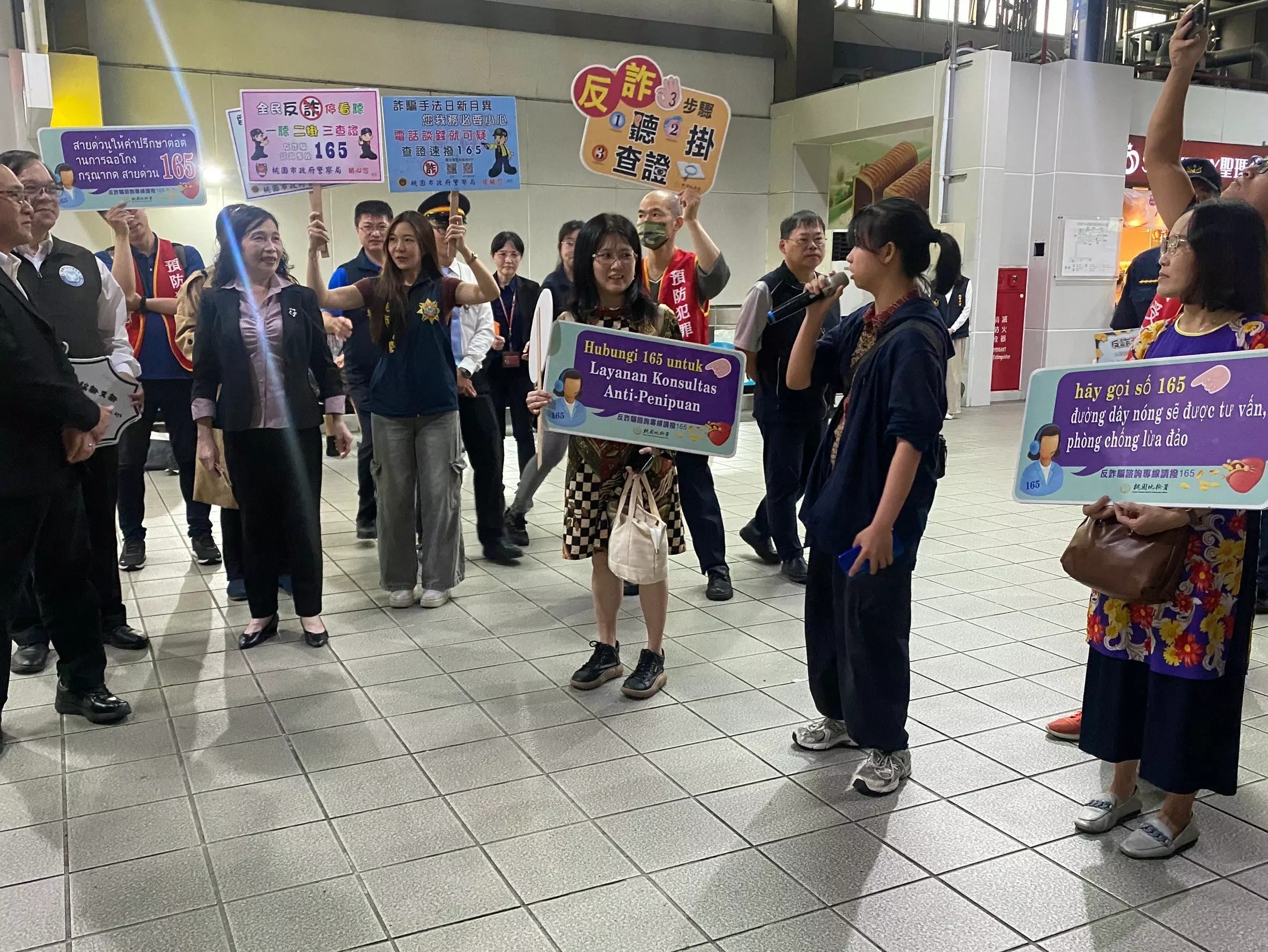 桃檢前進火車站宣導防詐觀念 守護新住民、移工財產安全 桃檢前進火車站宣導防詐觀念 守護新住民、移工財產安全
