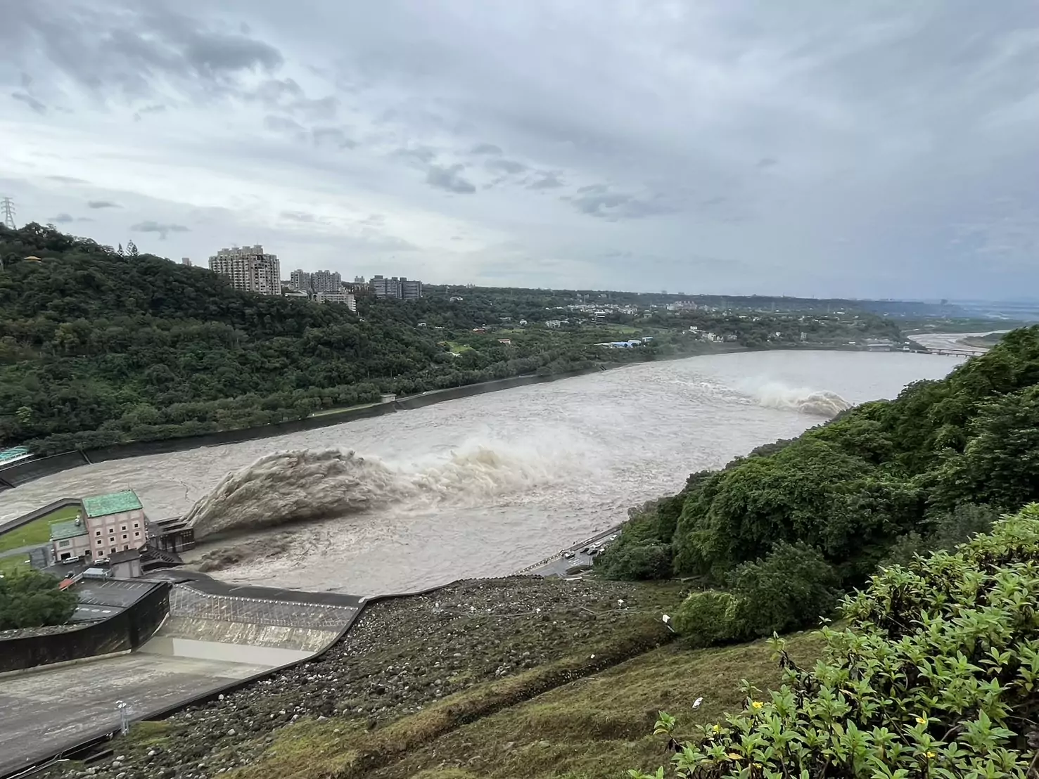康芮豪雨致石門水庫濁度飆升 北水分署啓動排砂穩定供水 S 14942346