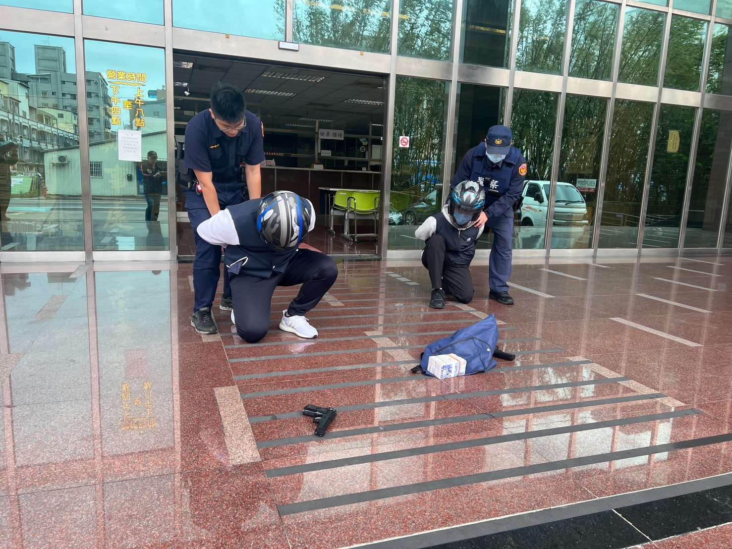 大溪警攜手農會 防搶演練過程逼真 S 220758026 0