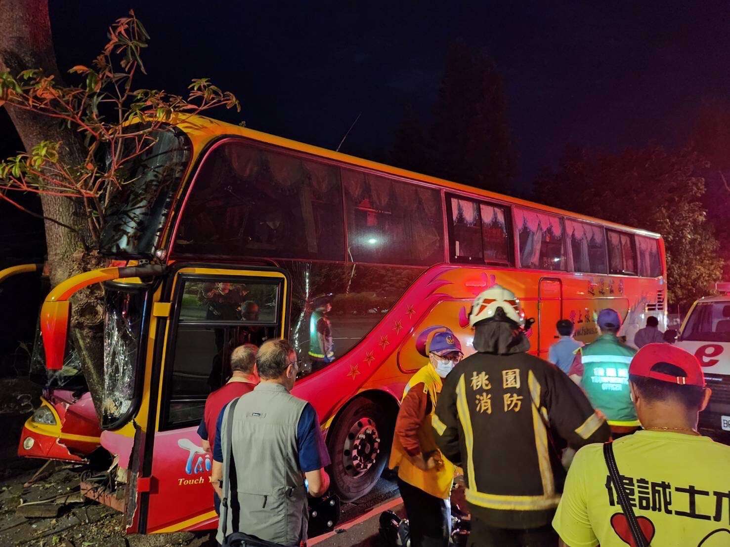 桃園校車撞樹駕駛重傷 7學生輕傷送醫無生命危險 S 2474038 0