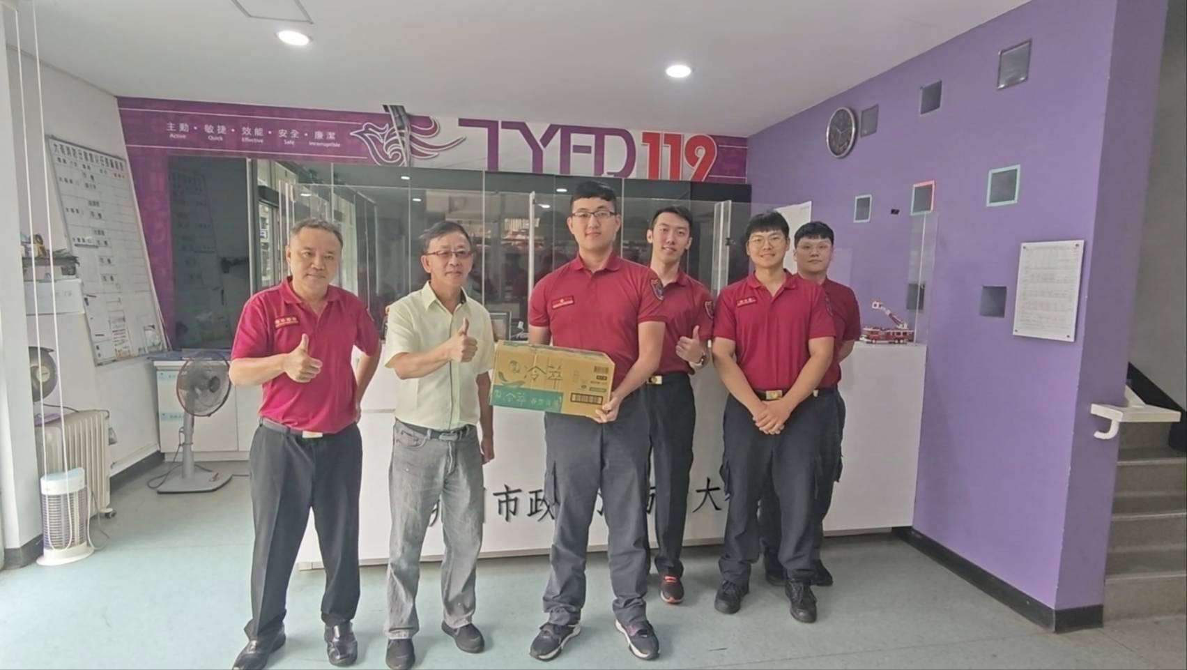 桃園大有消防分隊防颱建功 居民感激致贈飲料表謝意 S 25313325