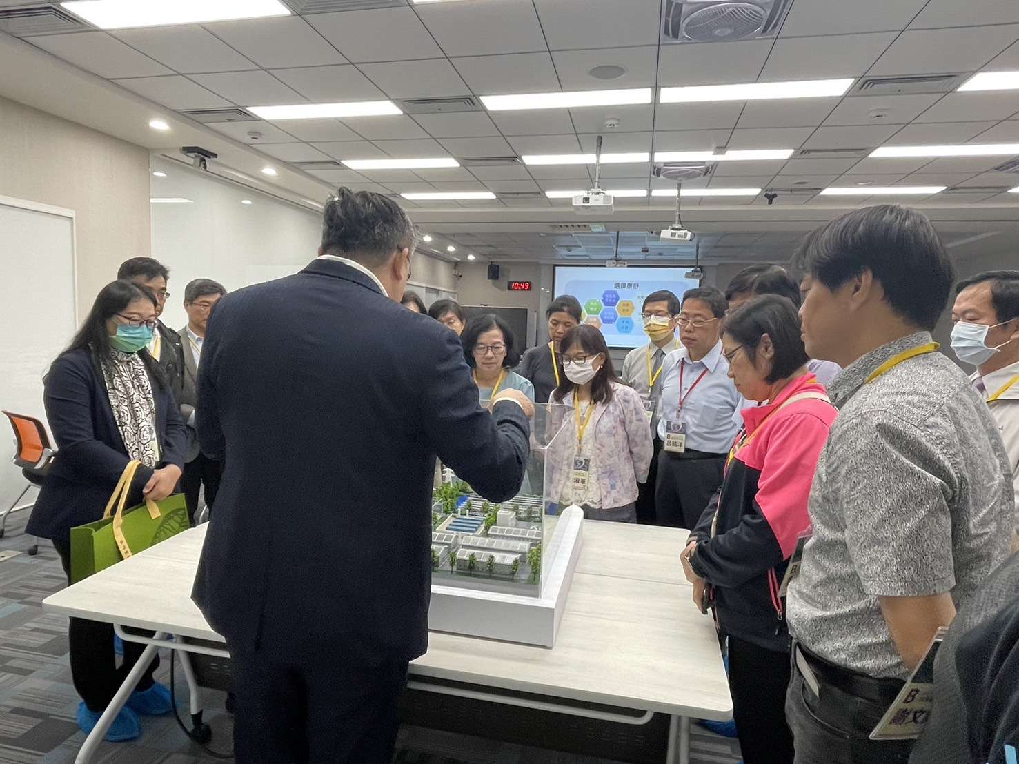 許潮英基金會舉辦綠色企業參訪 攜手教育局共探永續校園 S 290259020 0
