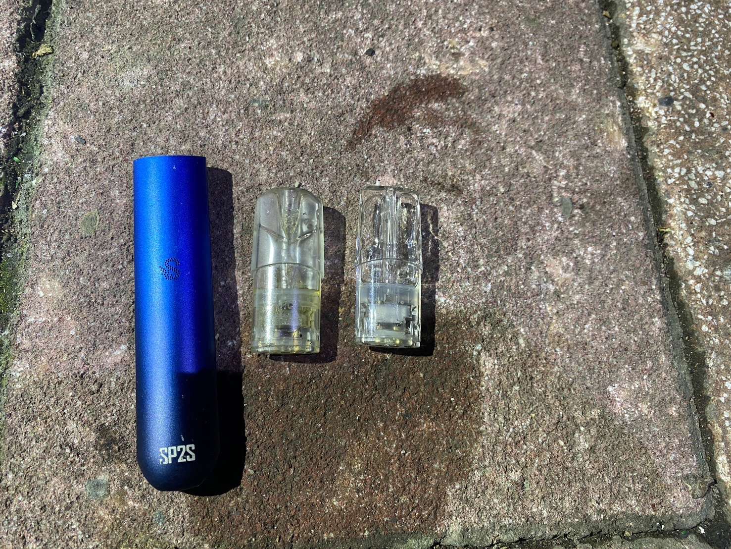 【有片】又是喪屍煙彈!自小客高速蛇行、闖紅燈 猛撞路邊汽車 S 33005692 0
