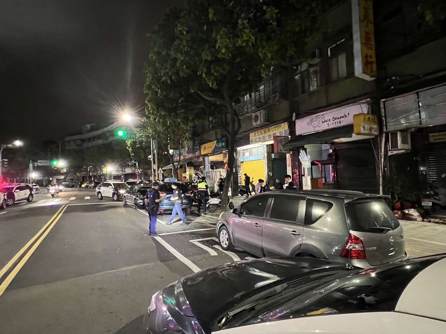 【有片】又是喪屍煙彈!自小客高速蛇行、闖紅燈 猛撞路邊汽車 S 33005706