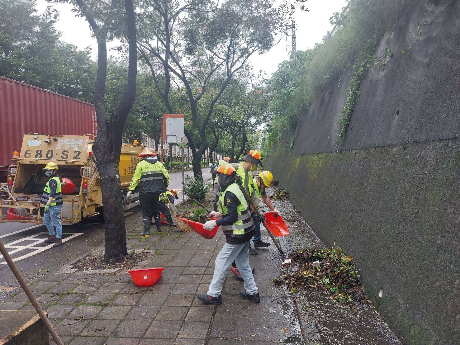 桃環局出動800名清潔隊員 颱風天清出70公噸路樹及垃圾 S 34160835 0