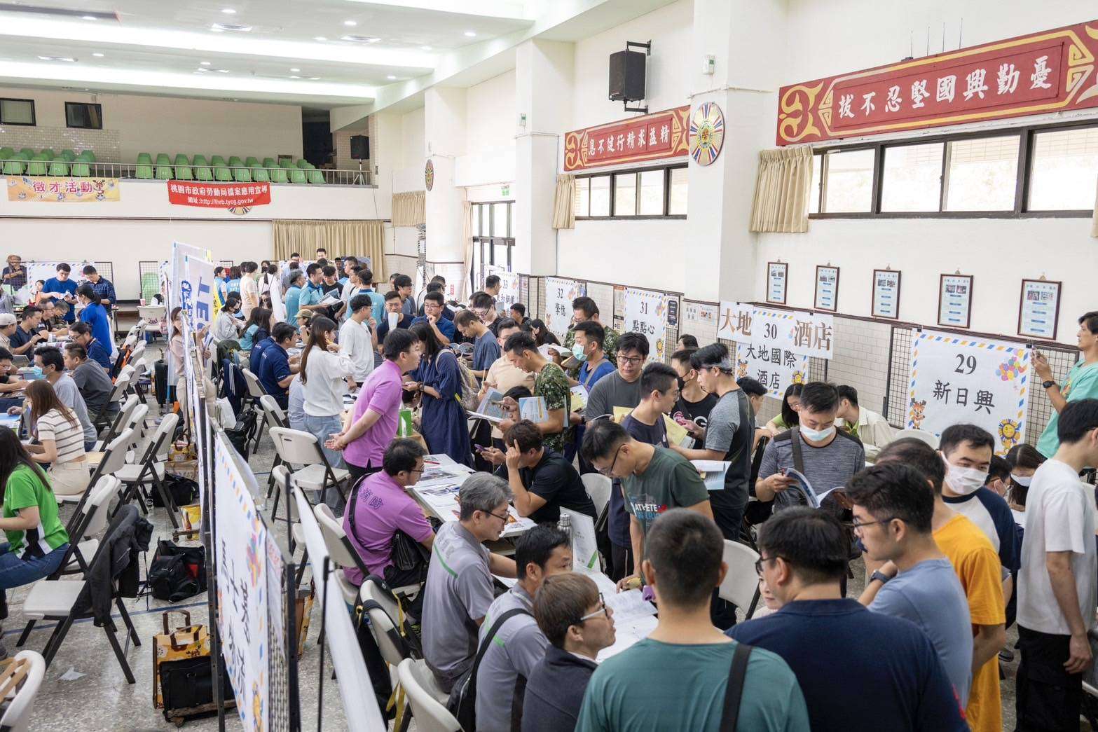 桃園就服處攜手退輔會職訓中心 徵才活動吸引逾500人參加 S 37036133 0
