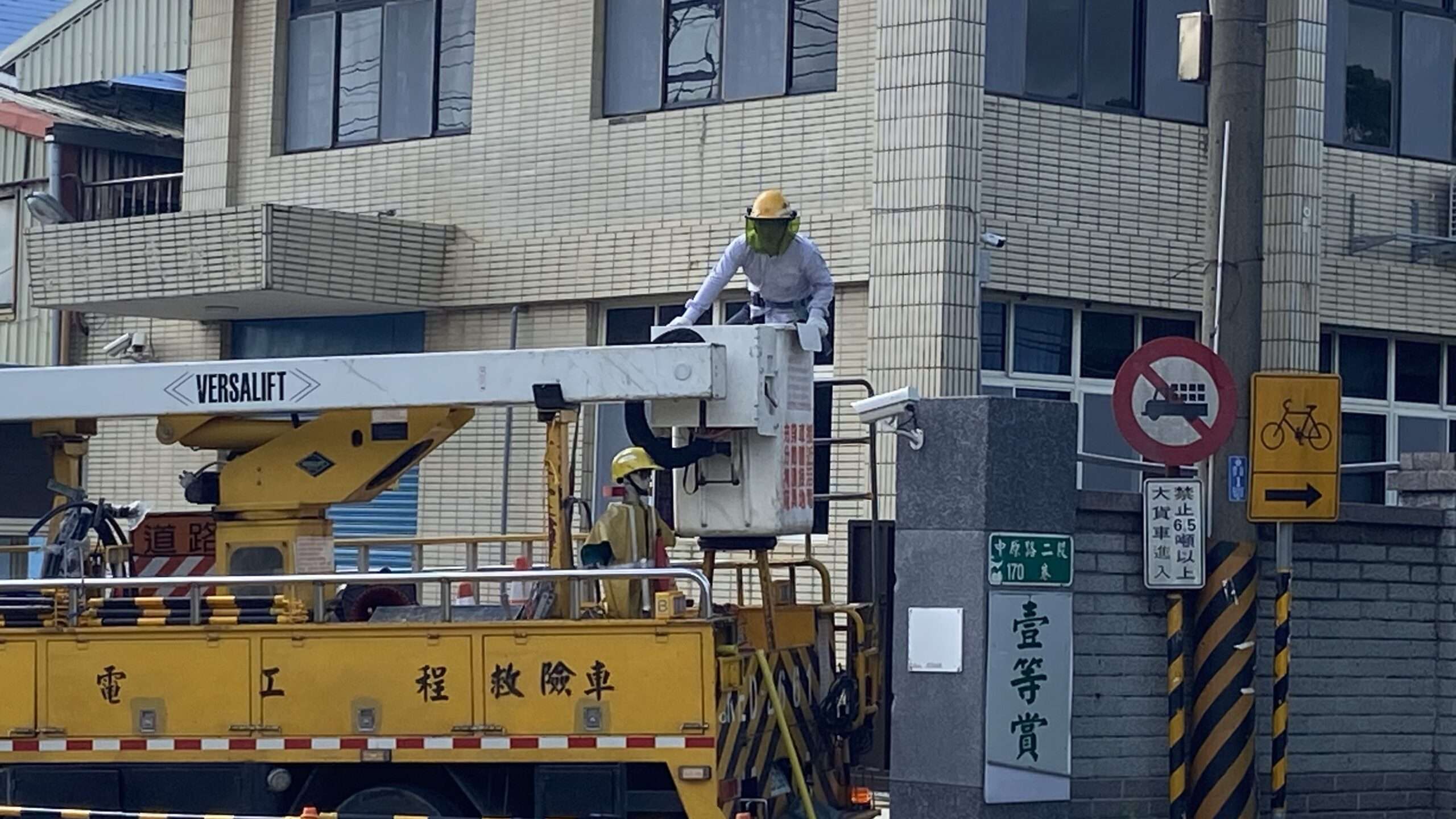 強風豪雨致樹木壓毀電線 台電加速搶修力拚全面復電 S 4087940 scaled