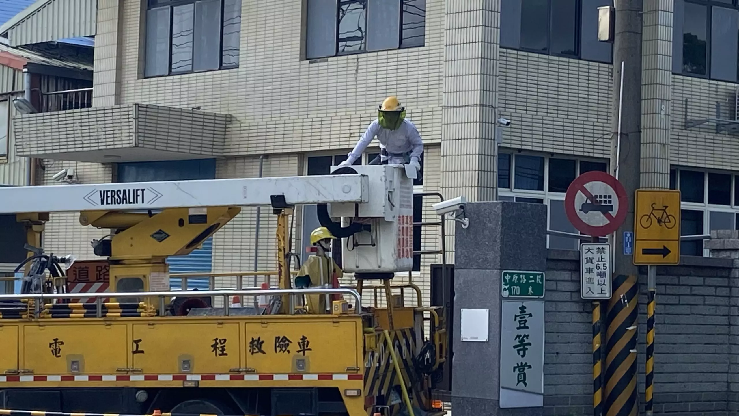 強風豪雨致樹木壓毀電線 台電加速搶修力拚全面復電 強風豪雨致樹木壓毀電線 台電加速搶修力拚全面復電