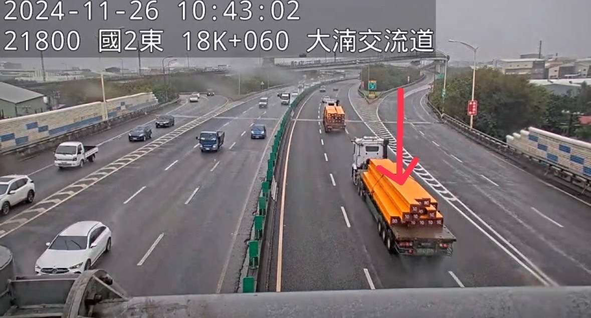 國2掉落1.7公噸重鋼條砸毀2車 肇事駕駛涉酒駕 S 42975298
