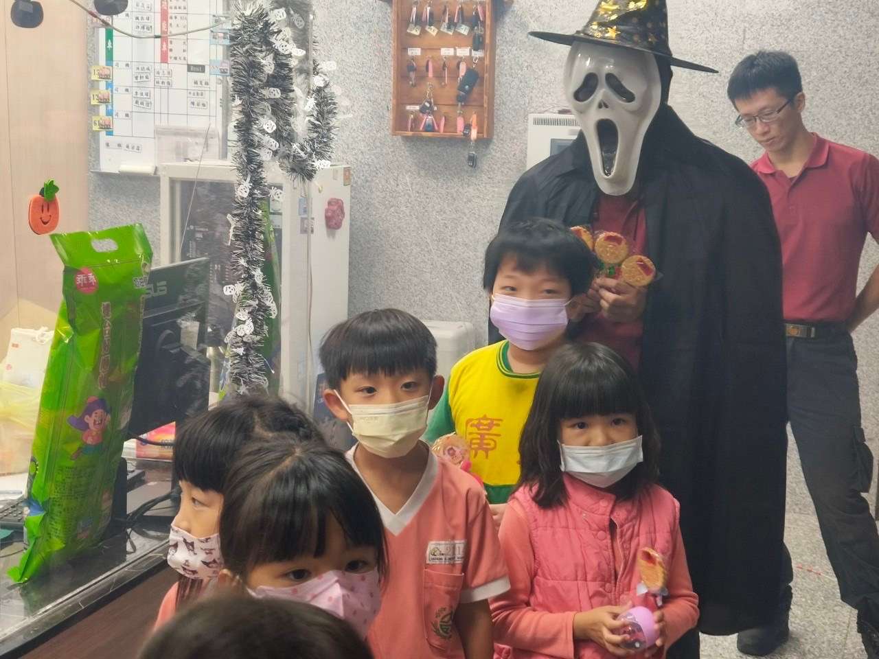 大湳消防分隊萬聖節舉辦宣導活動 化身吸血鬼傳授防火知識 S 52428866 0