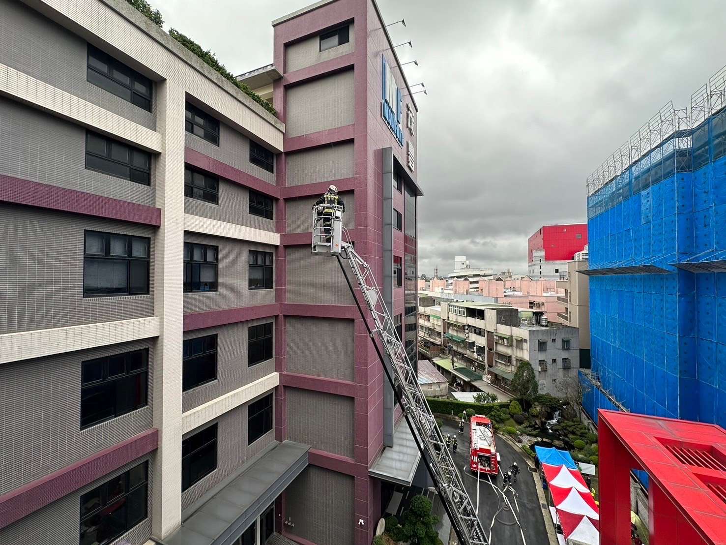 消防機器人現身八德廠房演練 大湳分隊展現高效救援實力 S 52609520 0