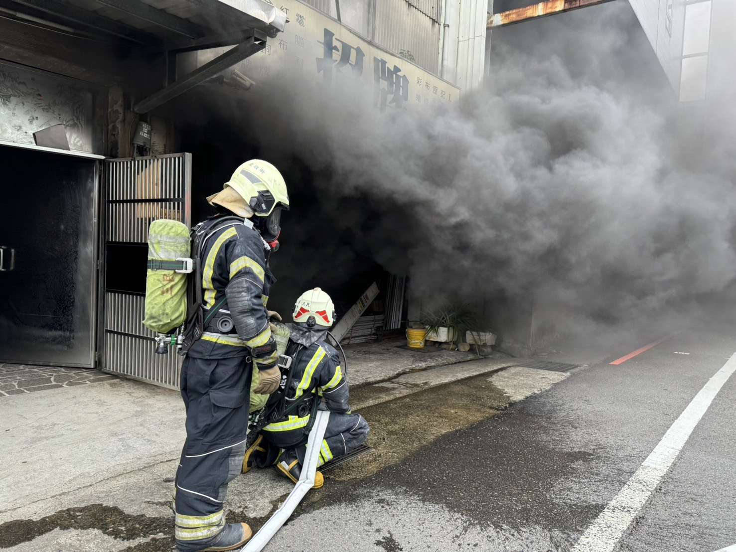 恐怖!桃園區春日路工廠火警 濃黑煙狂竄出 S 677978122