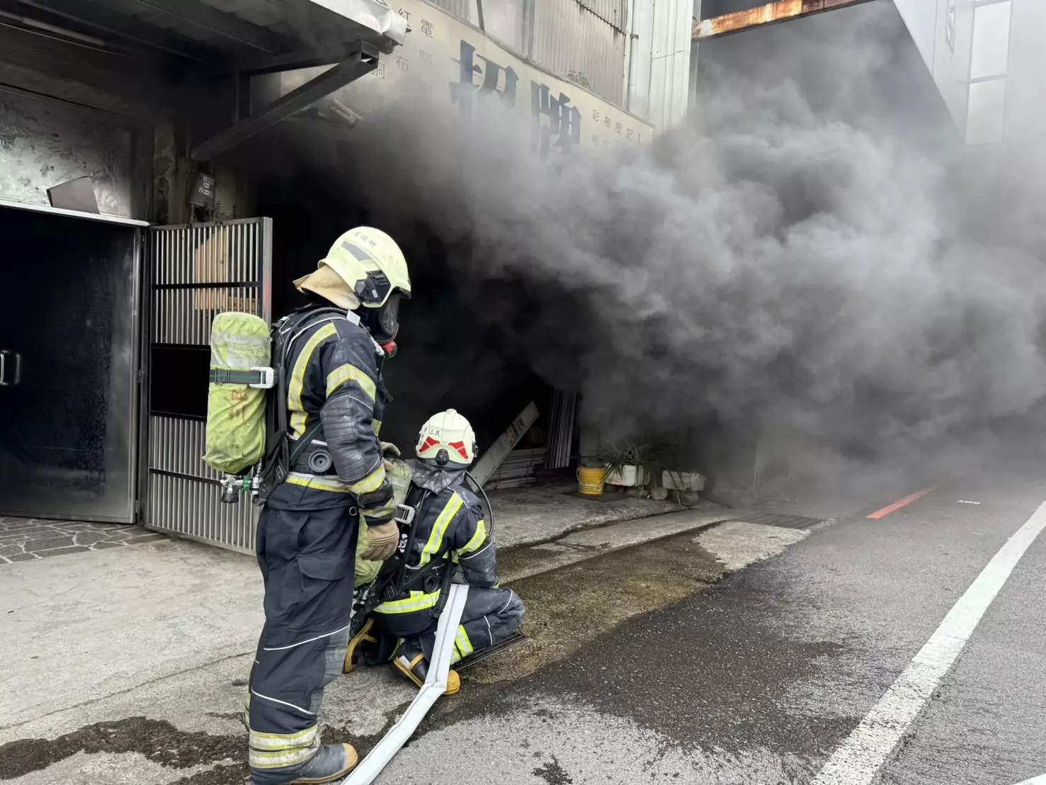 恐怖!桃園區春日路工廠火警 濃黑煙狂竄出 S 677978122