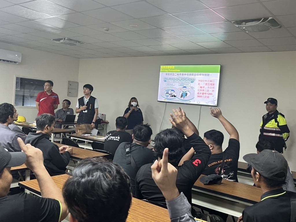 微電車未掛牌11/30起開罰 楊梅警向移工加強宣導 S 69296197 0