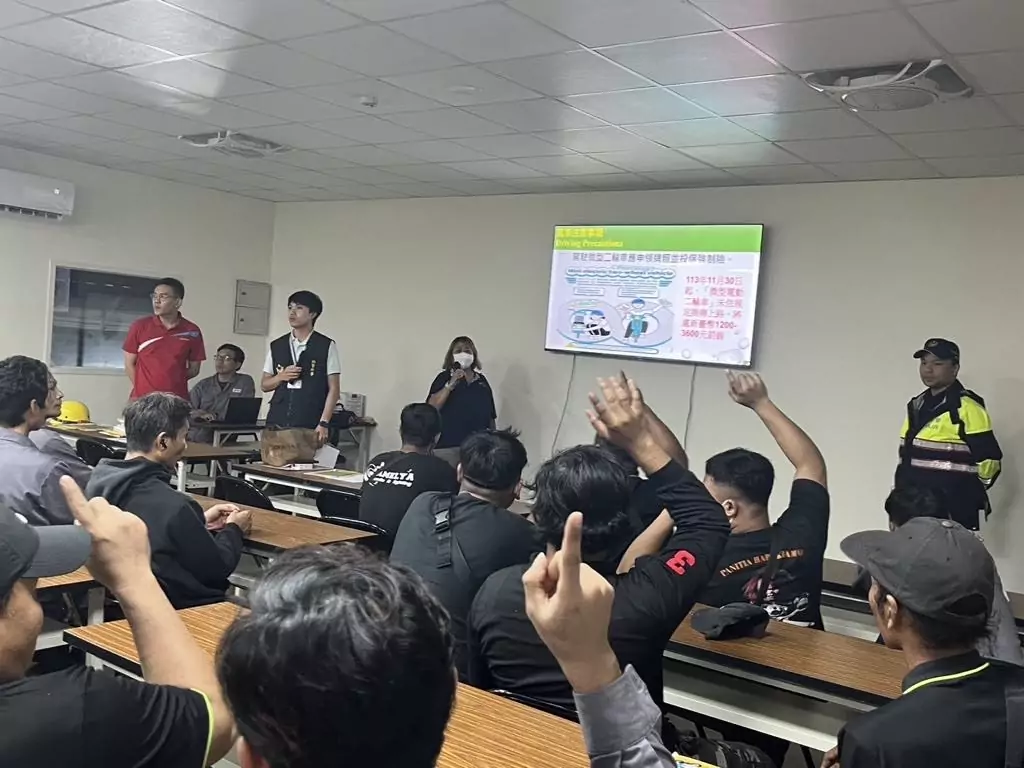 微電車未掛牌11/30起開罰 楊梅警向移工加強宣導 S 69296197 0
