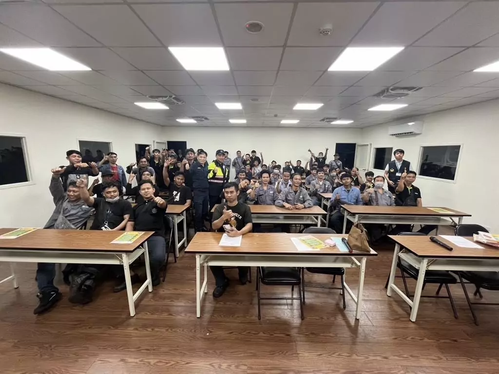 微電車未掛牌11/30起開罰 楊梅警向移工加強宣導 微電車未掛牌11/30起開罰 楊梅警向移工加強宣導