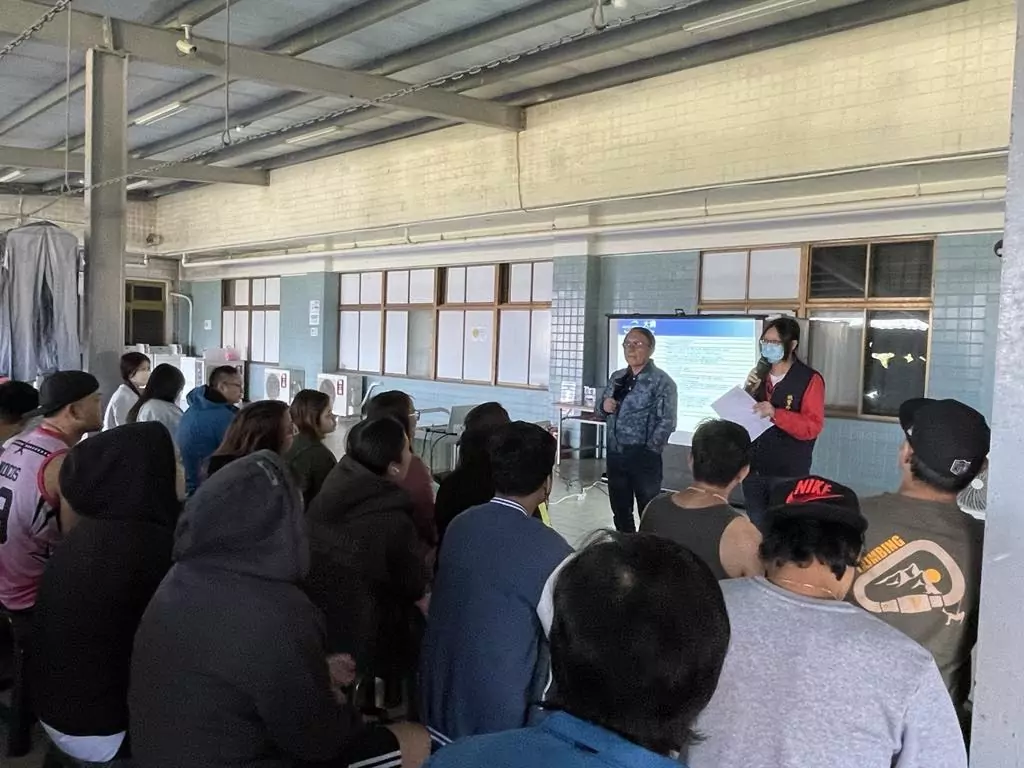 微電車掛牌納管倒數!楊梅警巡迴宣導加強移工法令觀念 微電車掛牌納管倒數!楊梅警巡迴宣導加強移工法令觀念