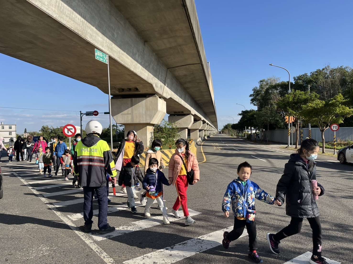 上湖國小參訪仙草嘉年華 楊梅警加強交維護童安全 S 70467594