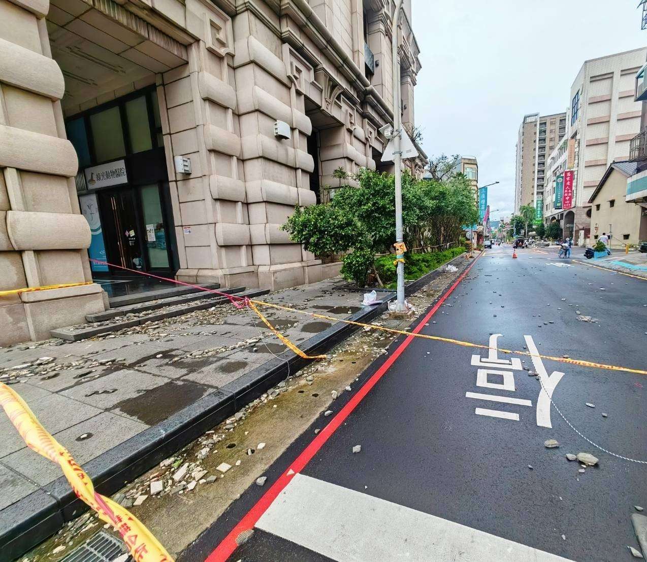 【有片】颱風天社區外牆狂降「磁磚雨」建管處限一週改善 否則將連續受罰 S 90873859 0