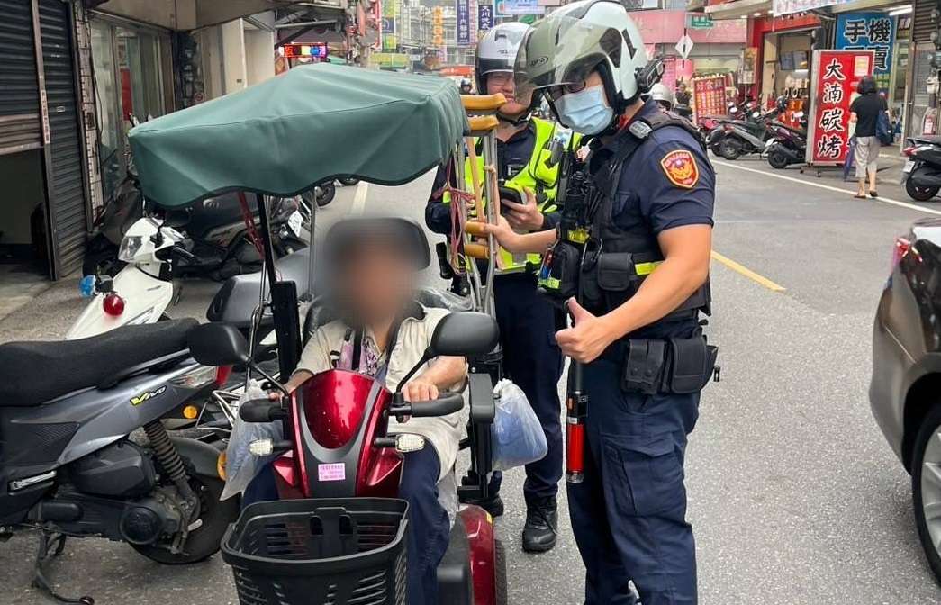 老翁買完菜電動車竟消失 八德警及時伸援