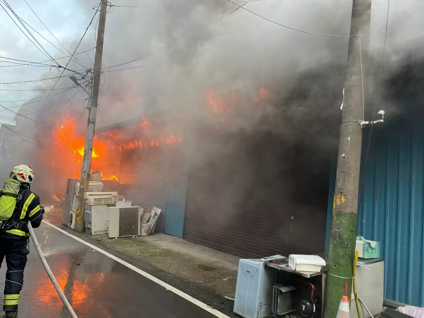 八德鐵皮屋清晨遇祝融 濃煙火舌狂竄 image 125837060182332556 0