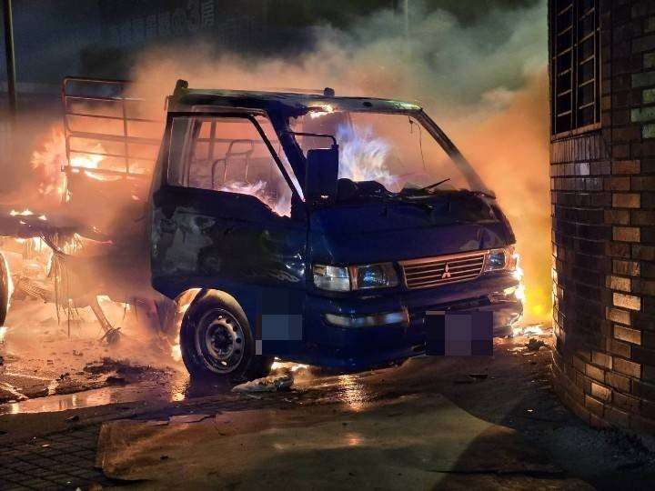 可怕!小貨車與自小客碰撞 下秒燒成火球 image 5099788038611236114 0