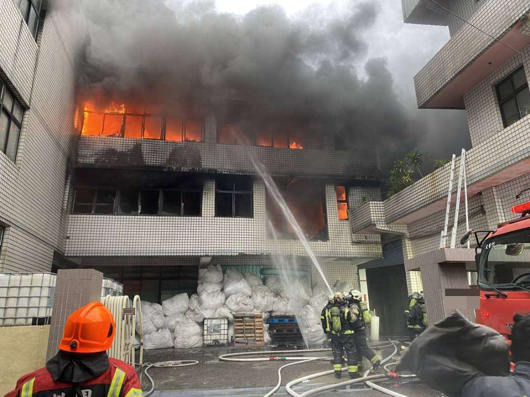 桃園春日路工廠火警 環保局提醒下風處民眾戴口罩 image 7214911409992840096