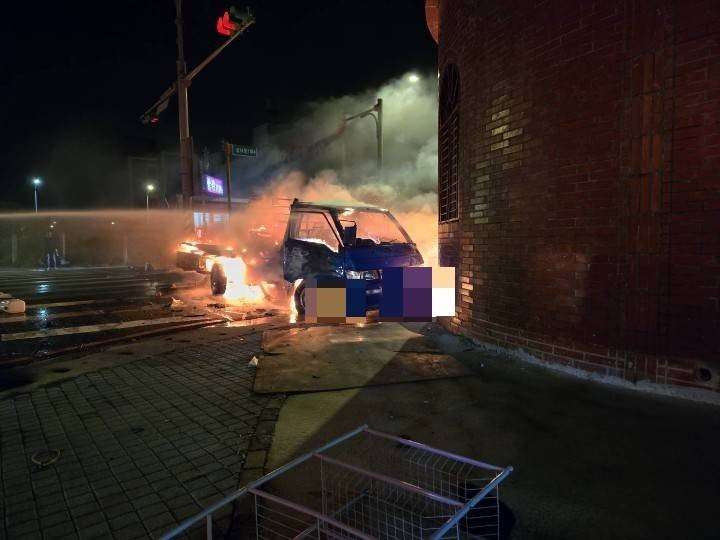 可怕!小貨車與自小客碰撞 下秒燒成火球 image 7399348105174910958 0