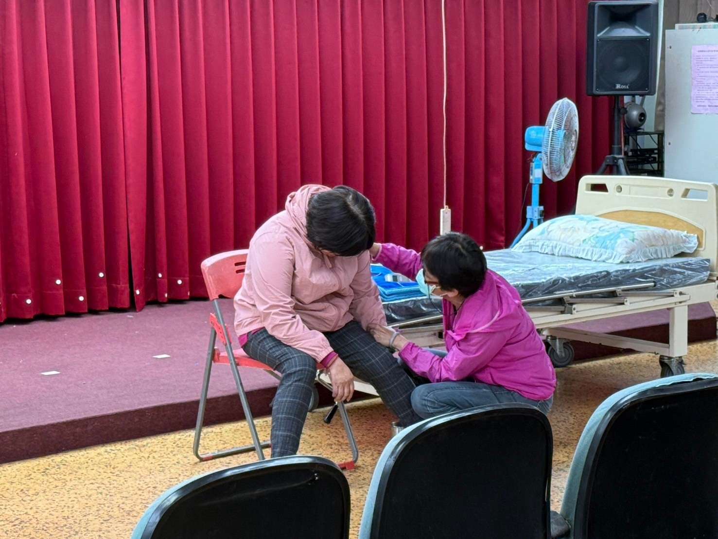 八德榮家模擬低血壓昏厥應變演練 確保長者安全照護 八德榮家辦理照護姿位性低血壓長者狀況演練 照護人員立即關切長輩意識與身體狀況 0