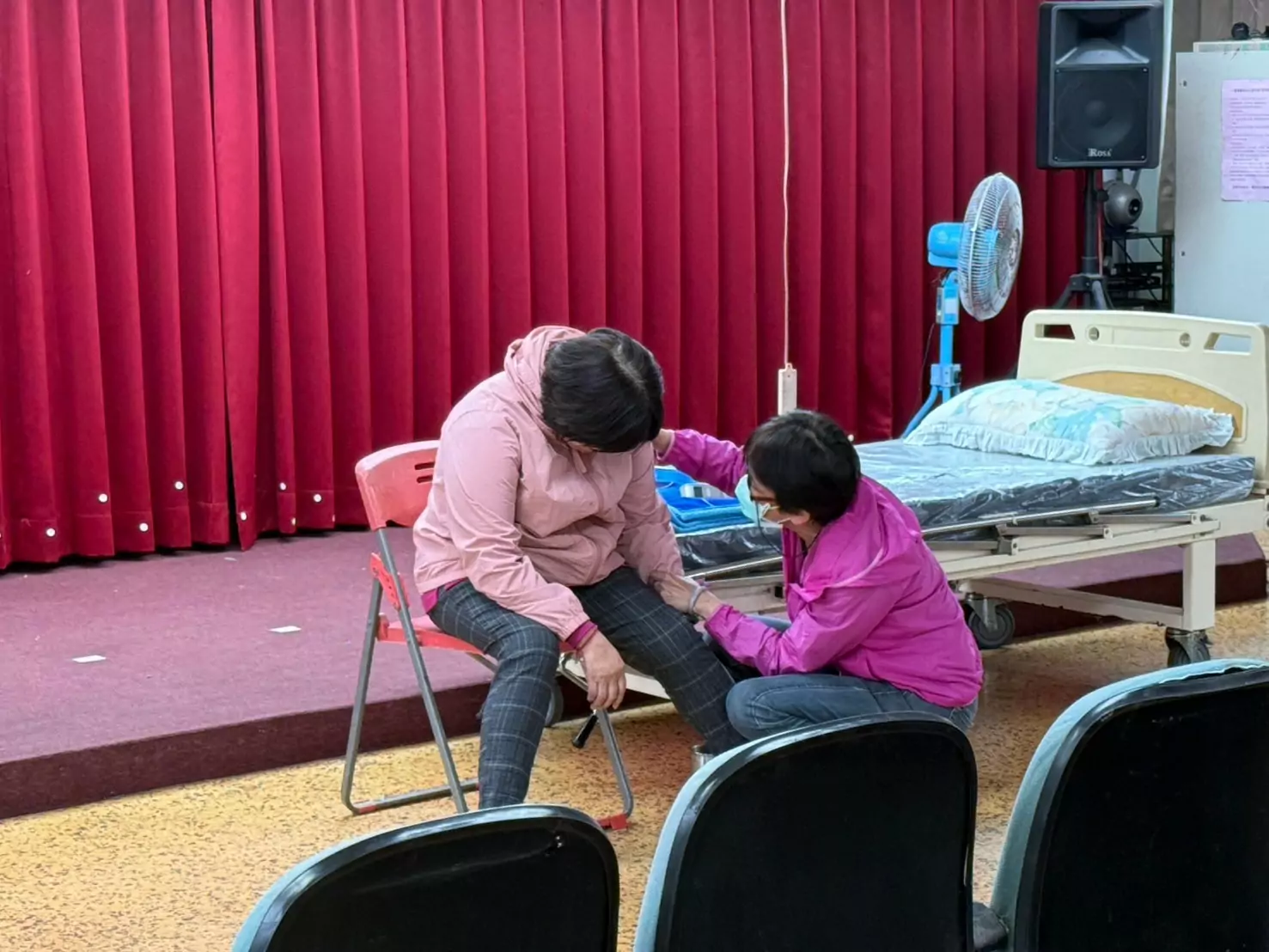 八德榮家辦理照護姿位性低血壓長者狀況演練 照護人員立即關切長輩意識與身體狀況 0