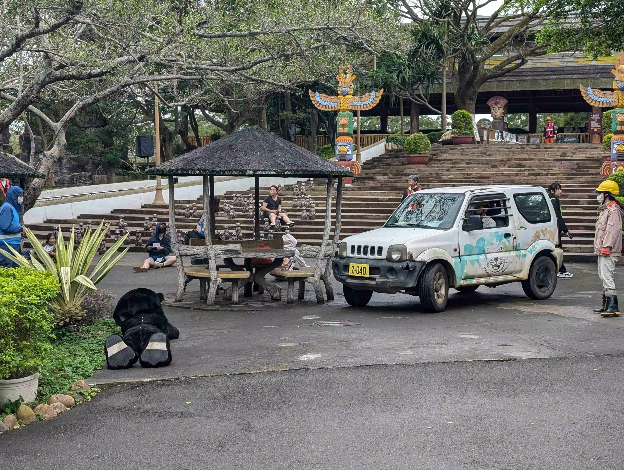 六福村動員近30位動物管理人員投入演習，模擬黑熊脫逃時，執行誘餌計畫、吹箭…等方式機警應變，將台灣黑熊安全運回籠舍 scaled