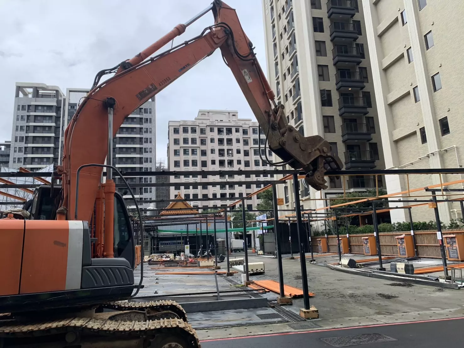 違建洗車場廢水排進南崁溪 遭桃園建管處強拆 具有危害公安、環境衛生的違章建築提升排拆順序