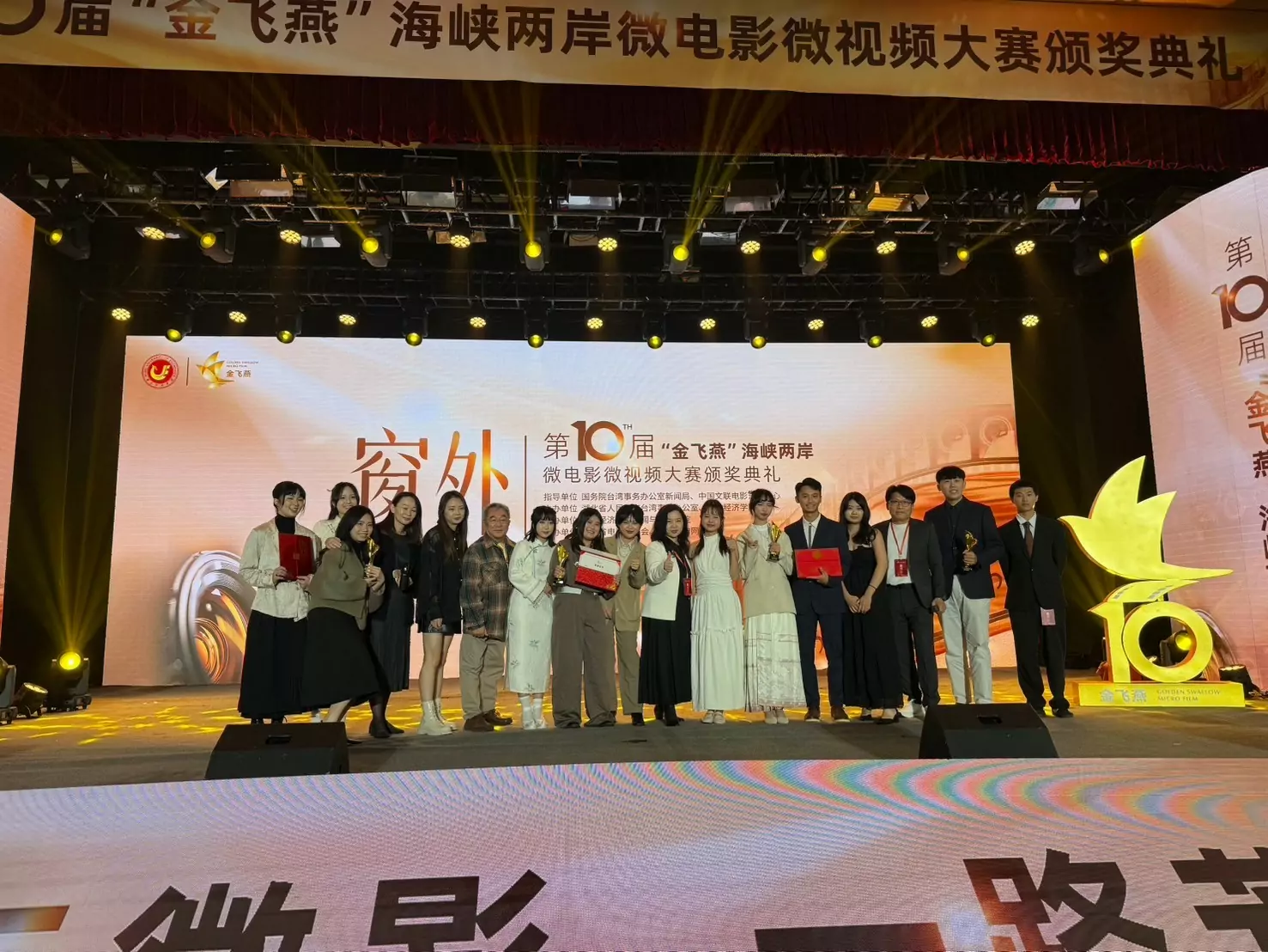 台團隊榮獲兩銀一銅三單項獎項肯定，於賽事舞台合影留念。 0