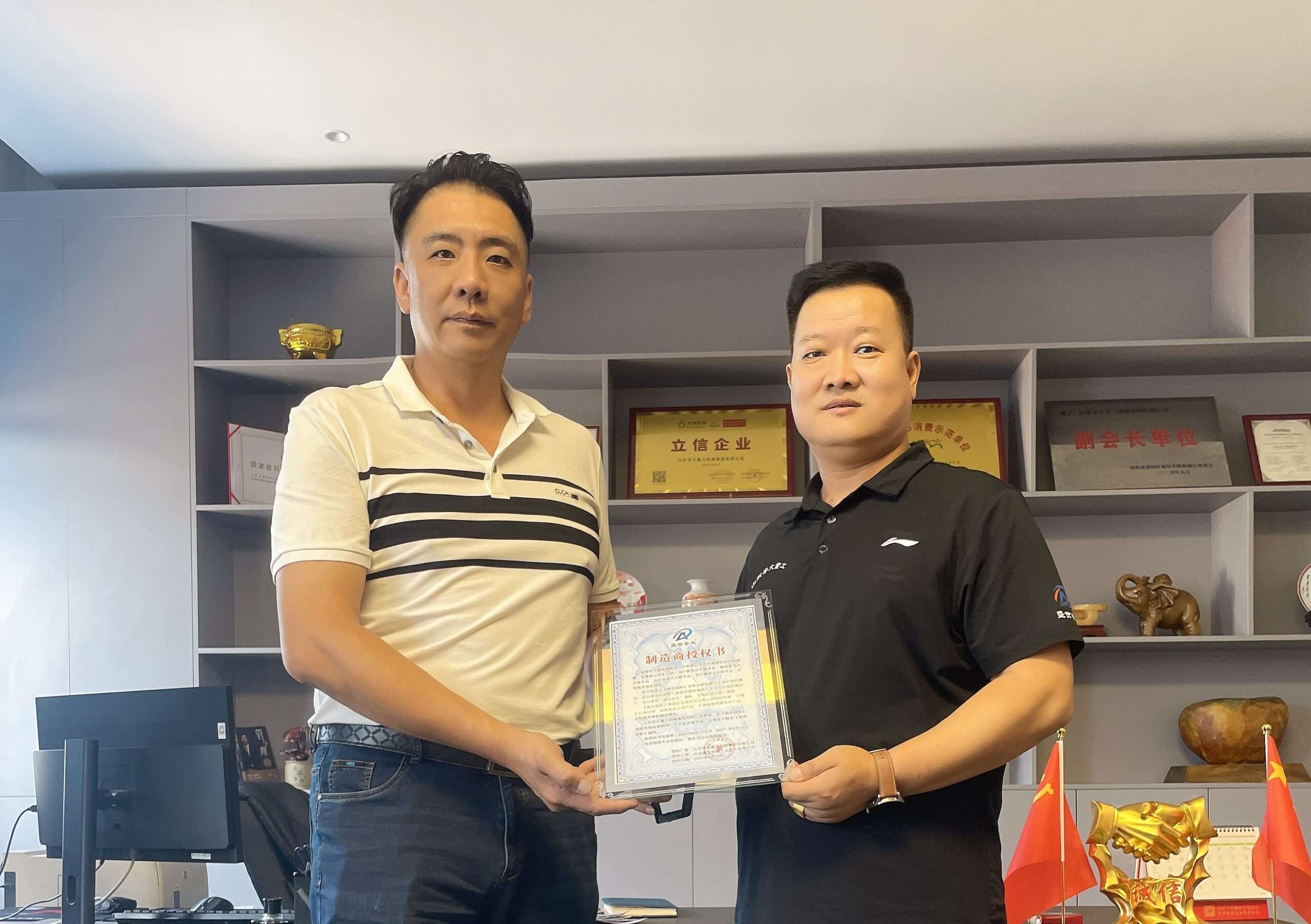 昌吉國際攜手盛世安大集團一線品牌 進軍高空作業車市場 圖1、昌吉國際黃識軒董事長左與盛世安大集團高峰總裁右攜手合作 0 scaled
