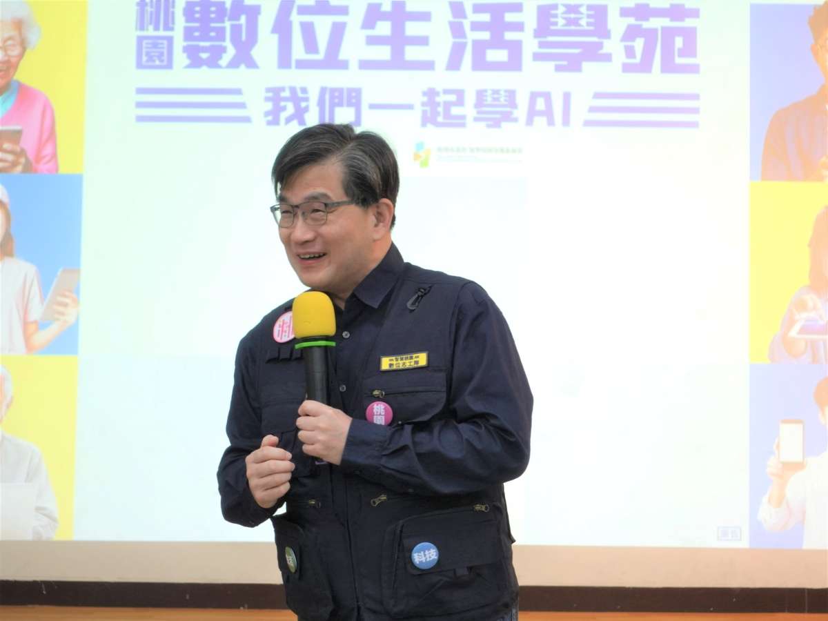 桃園智發會數位生活學苑開課 銀髮族熱情學AI 圖2、智發會主委吳肇銘邀請長輩透過輕鬆有趣的課程「一起學AII」。 0