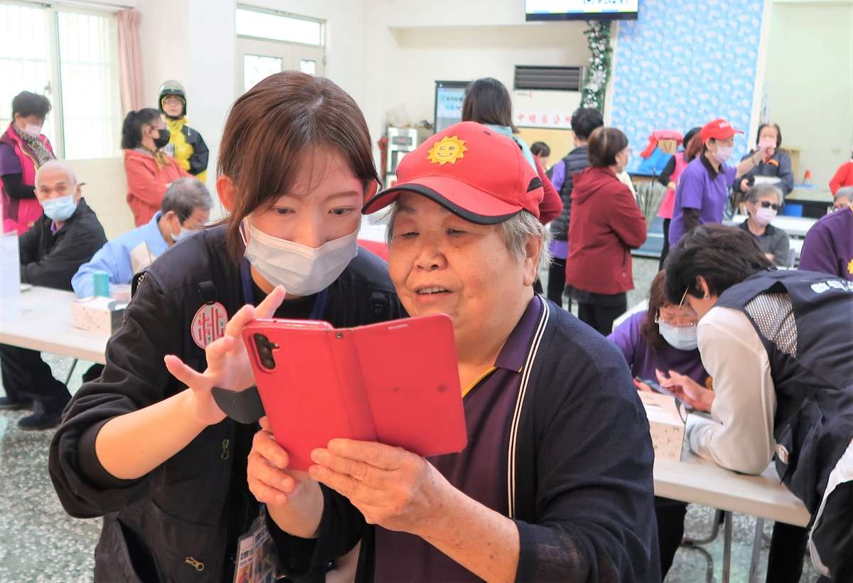 桃園智發會數位生活學苑開課 銀髮族熱情學AI 圖4、桃園智發會在關懷據點教長輩用AI編修照片。 0