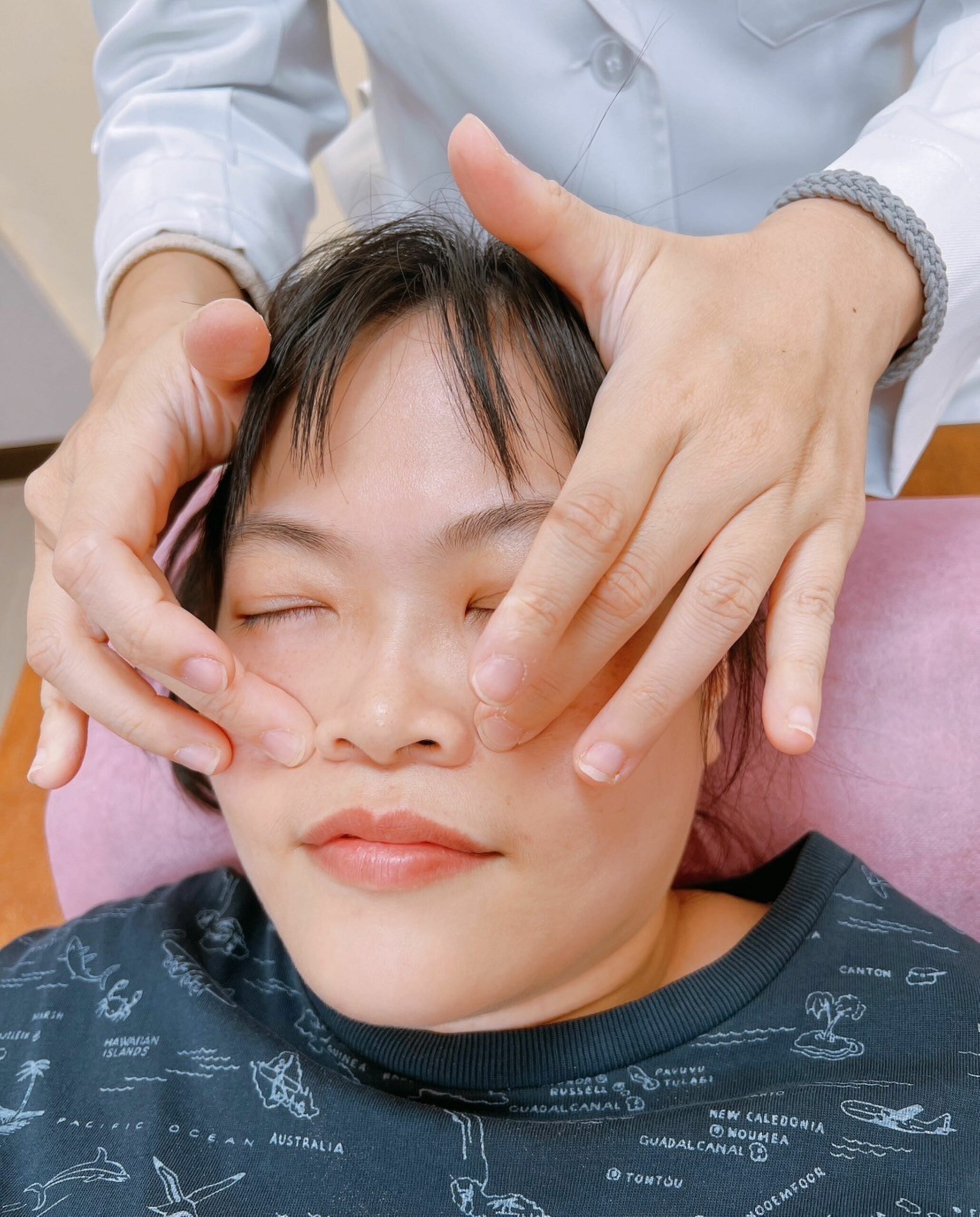 圖二：迎香穴位於鼻側外緣法令紋處，早晚按壓可緩解鼻塞、慢性及急性鼻炎。 0 scaled