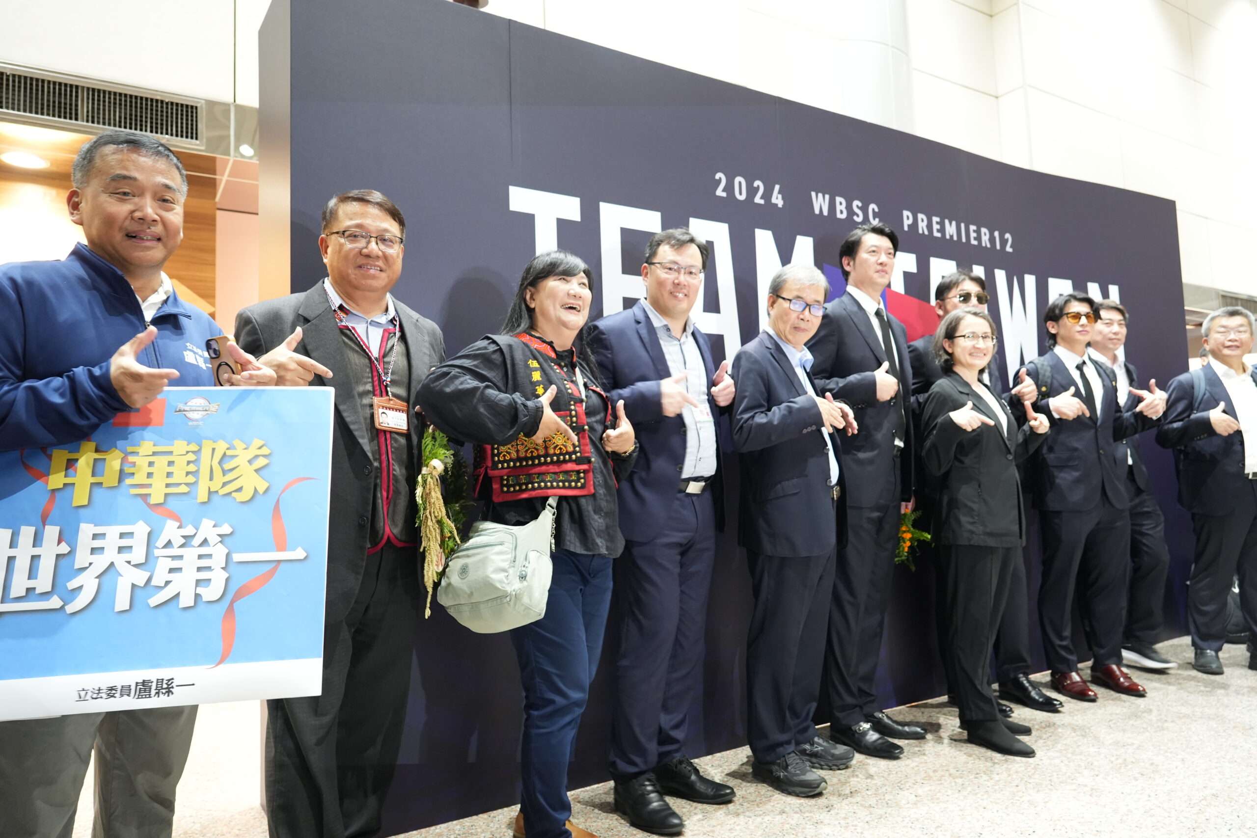 12強國手一半是原住民!原民會副主委迎接英雄凱旋歸國 圖片二、原民會杜張梅莊 Adralriw Abaliusu 副主任委員左2昨晚至桃園國際機場迎接凱旋歸國的選手們 scaled