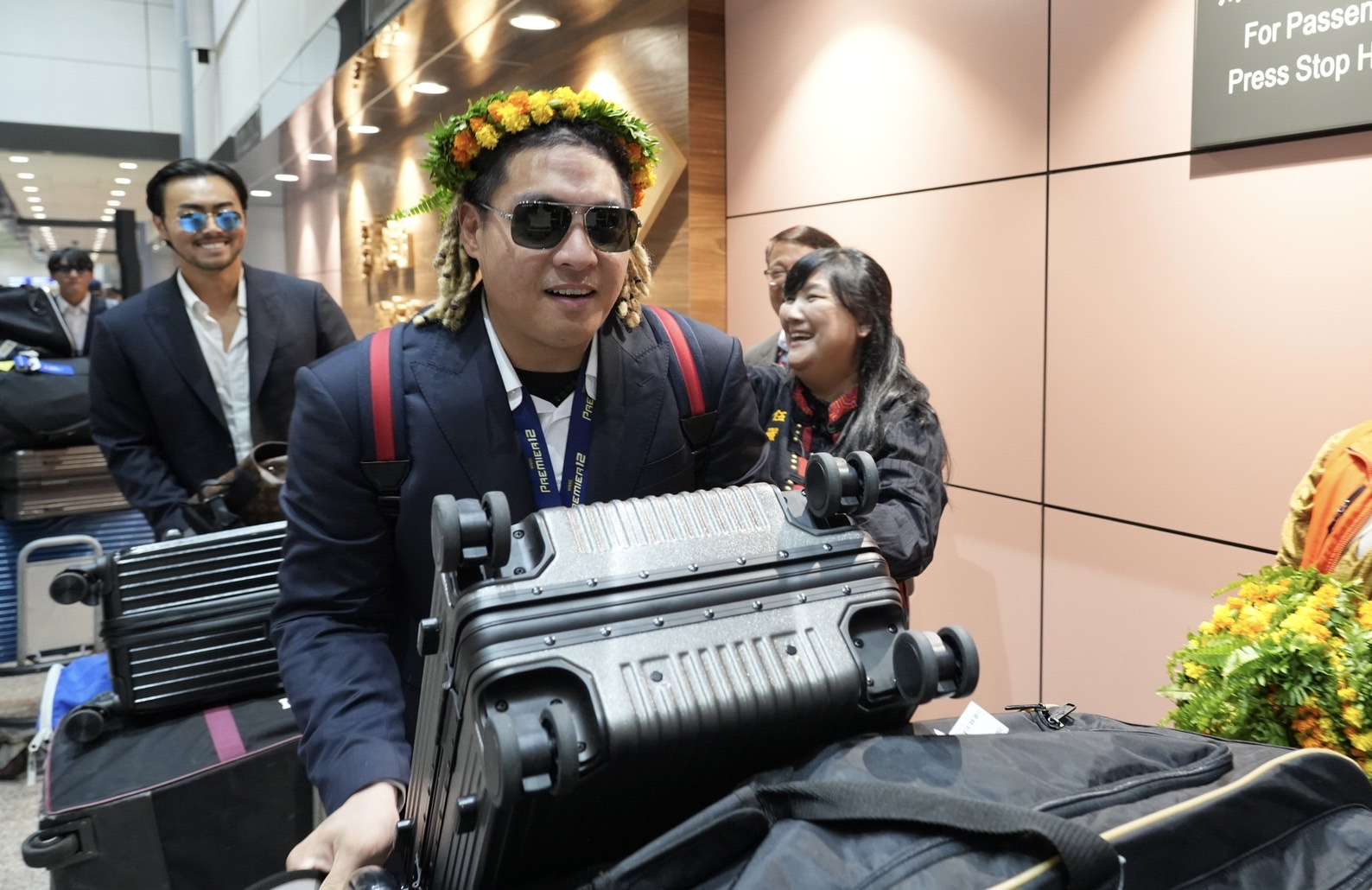 圖片五、吉力吉撈．鞏冠（排灣族）頭戴排灣族祝福花環