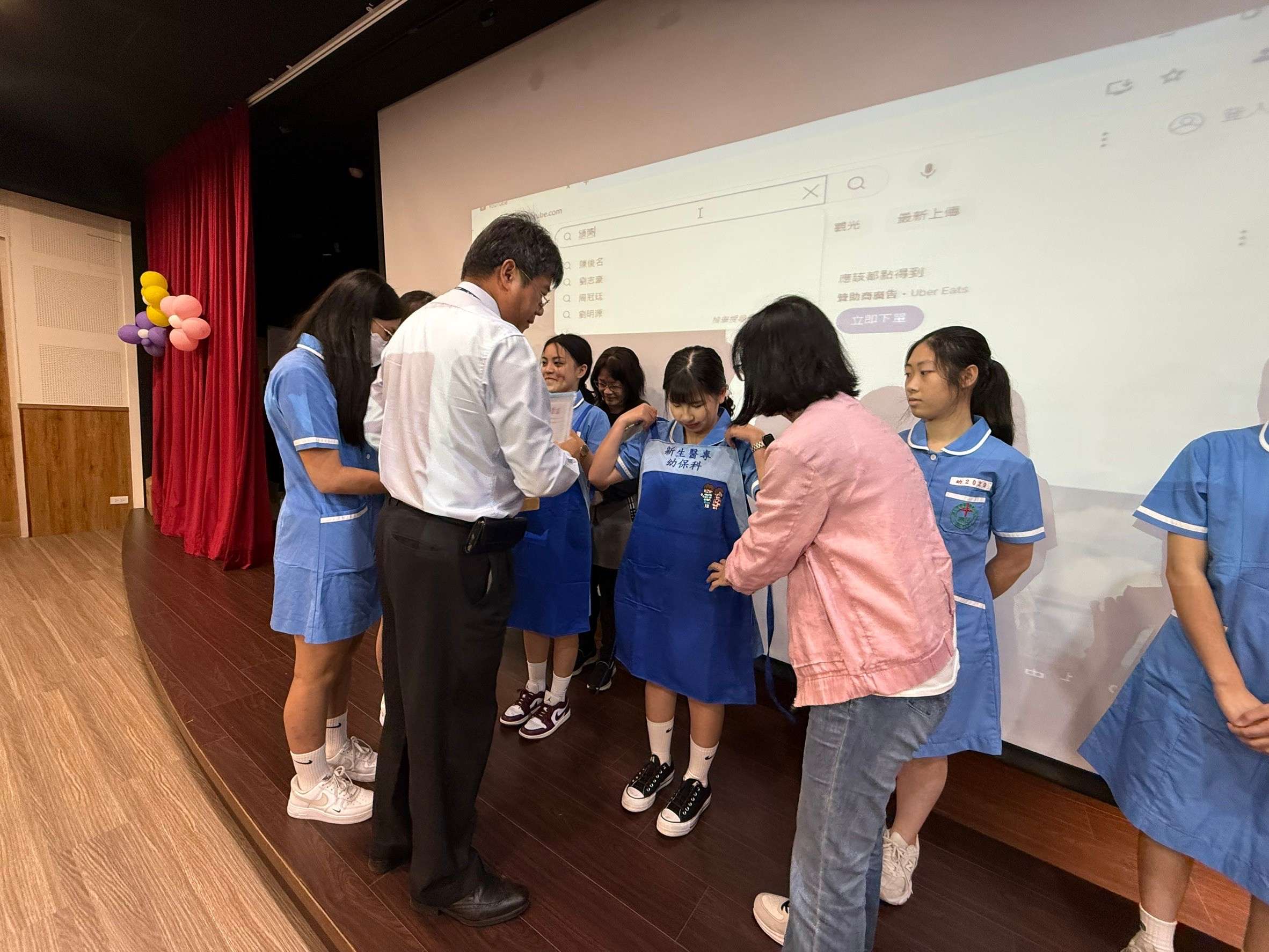 圖說二：宣誓活動學生穿著象徵專業的實習圍裙參加。圖：新生醫專提供 0