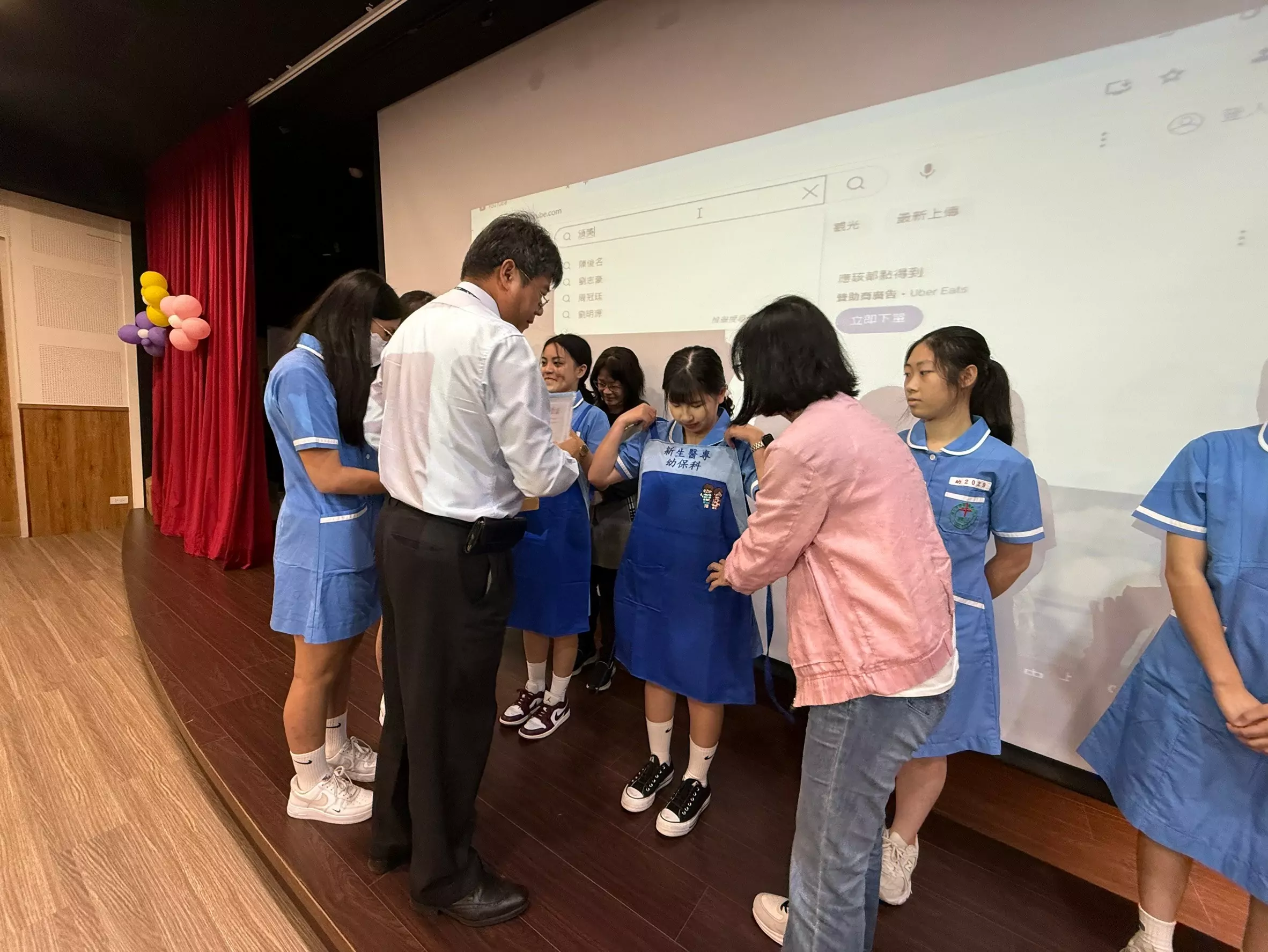 圖說二：宣誓活動學生穿著象徵專業的實習圍裙參加。圖：新生醫專提供 0