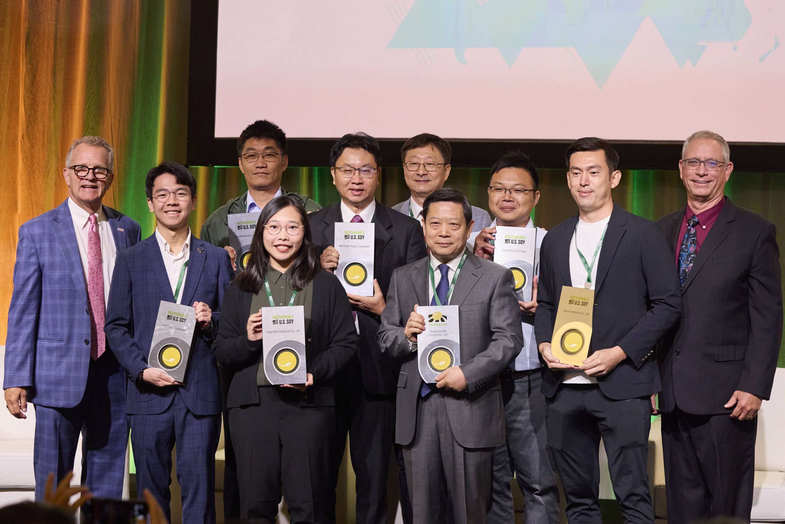 圖說：6家台灣廠商赴美參與Soy ConNext，獲美國黃豆出口協會公開表揚。圖片來源｜美國黃豆出口協會提供 1 scaled