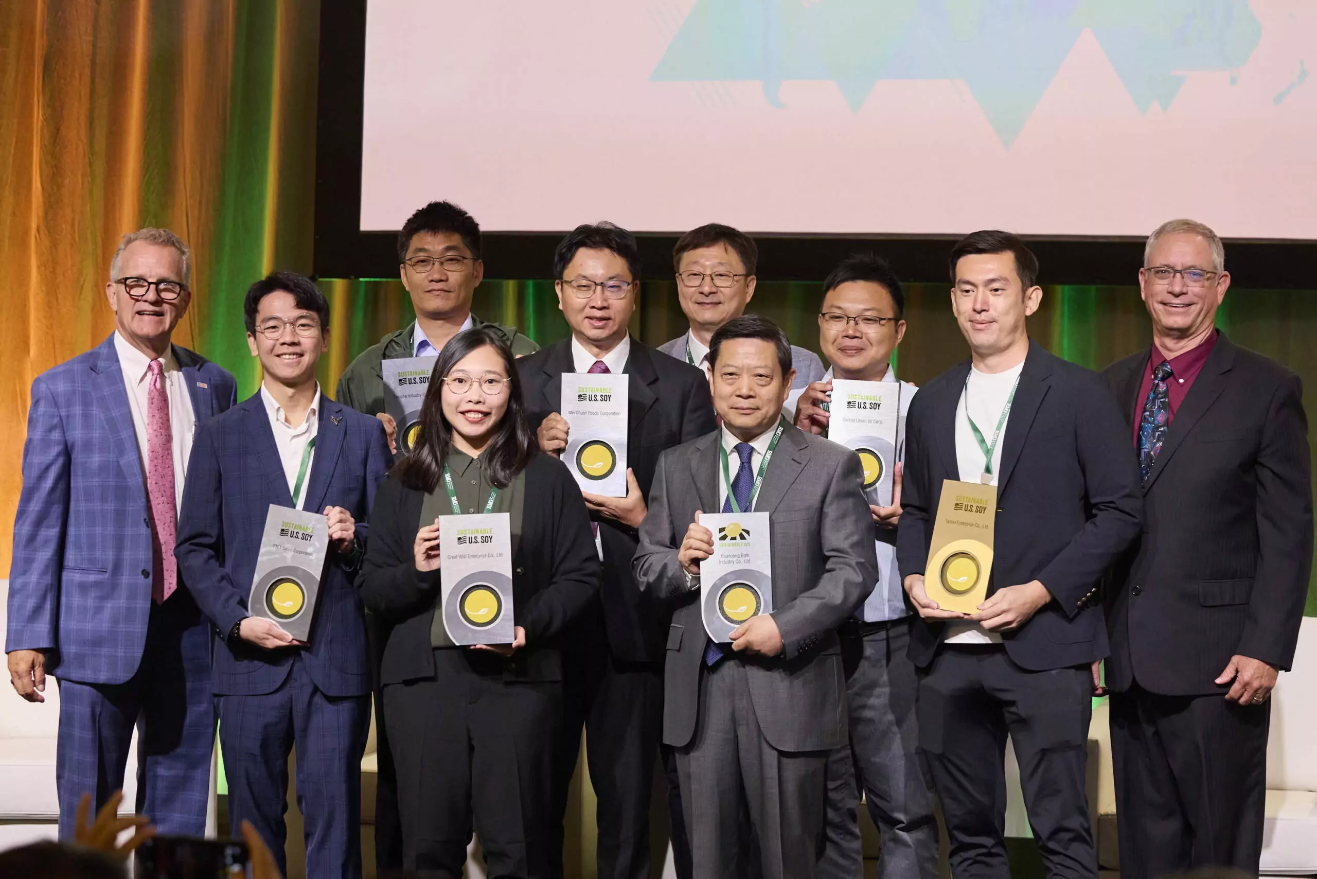 圖說：6家台灣廠商赴美參與Soy ConNext，獲美國黃豆出口協會公開表揚。圖片來源｜美國黃豆出口協會提供 1 scaled