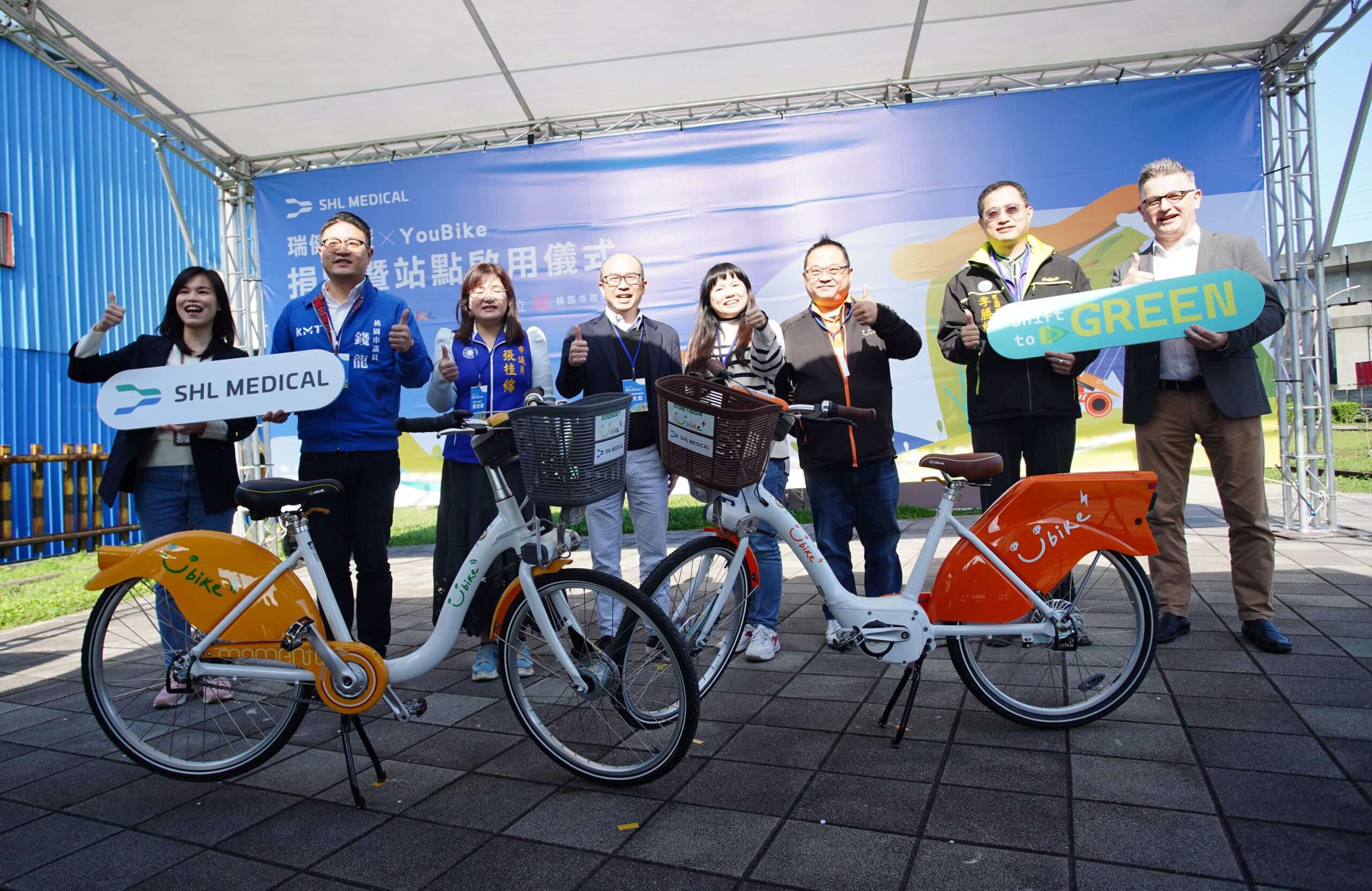 響應低碳綠色運輸並回饋在地社區 瑞健醫療捐贈並啟用YouBike站點 大合照 1 scaled